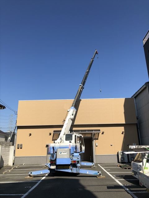 クレーン車で吊り上げ