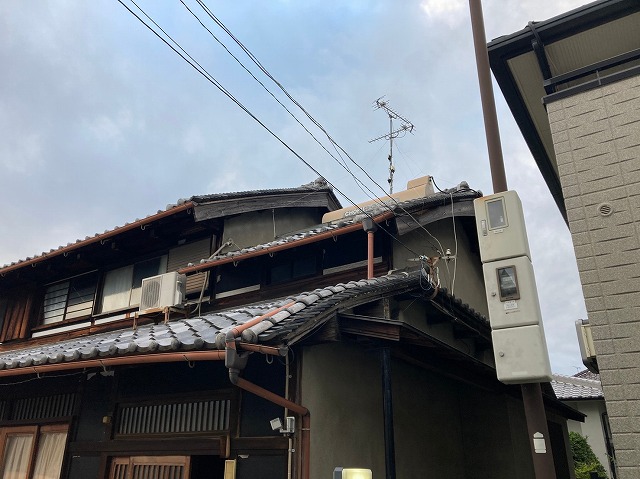 屋根が垂れている