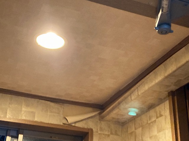 雨漏れでクロスがめくれた