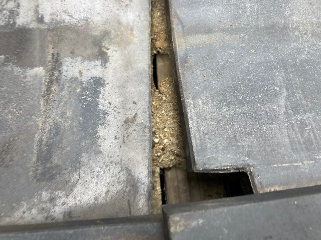 瓦がズレて下地が見える