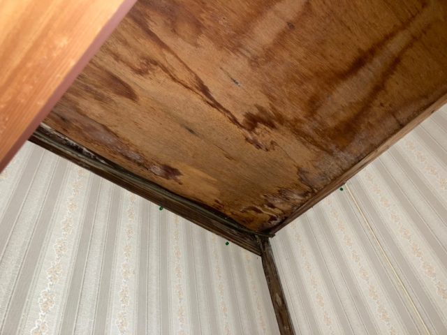 １階の部屋で雨漏り