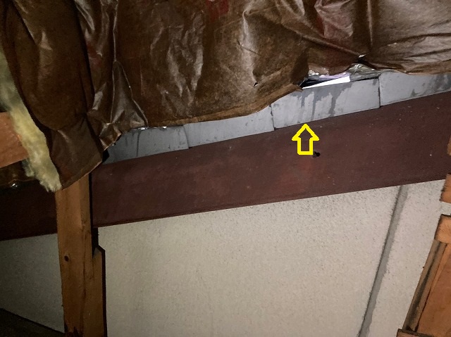 雨漏り点検屋根裏の壁