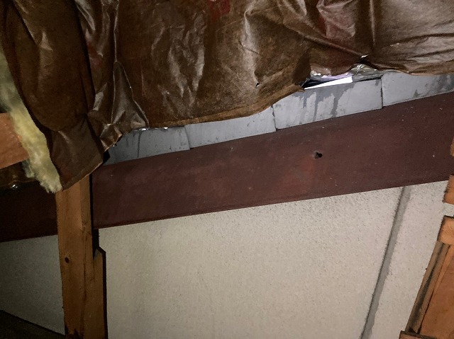 屋根裏に隣の壁