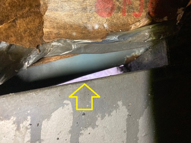 壁から屋根裏に雨漏り