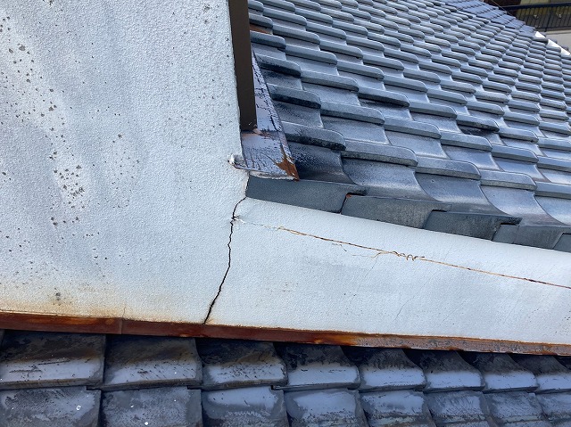 屋根の上で雨漏り点検