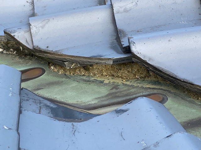 谷板金漆喰の欠落