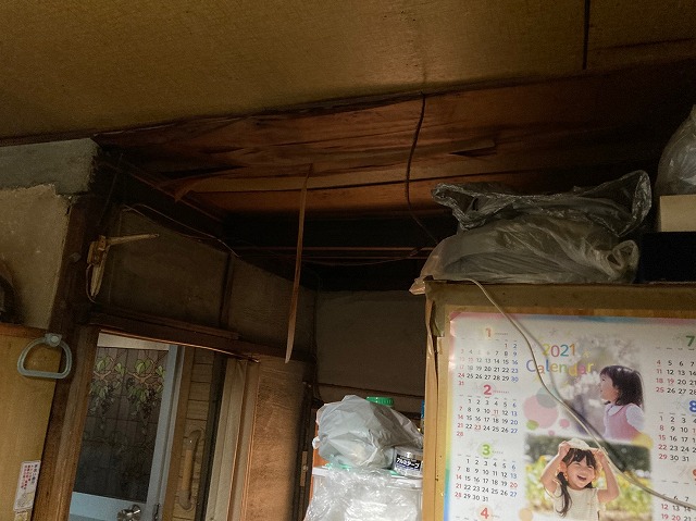 天井の板がめくれてきた