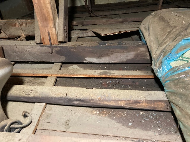 天井の板にシミ