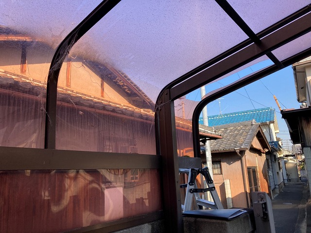 駐車場のポリカ取替