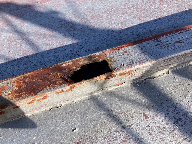 屋根に穴