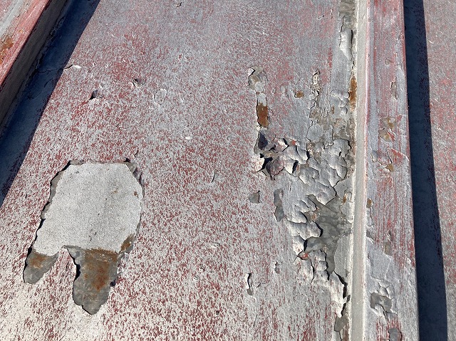 屋根塗膜の剥がれ