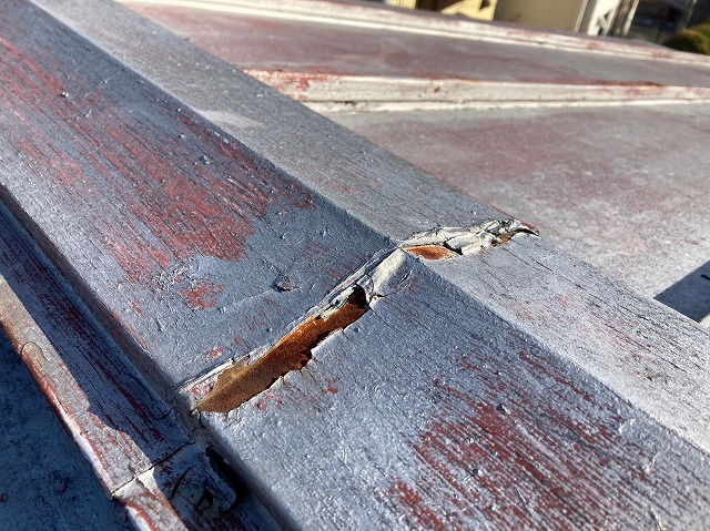 棟板金シールの割れ