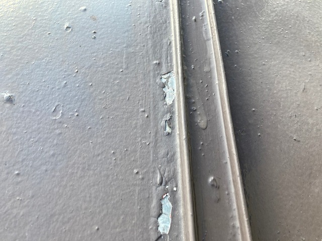 屋根の塗膜が剥がれている