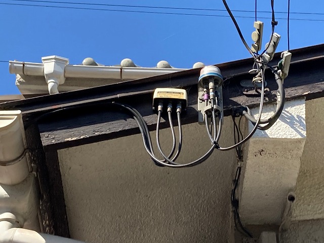 破風の塗装がめくれている