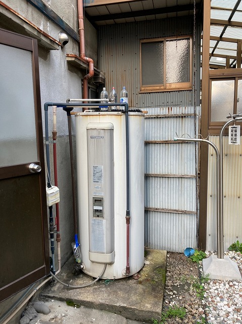 テラス設置予定の下に温水器