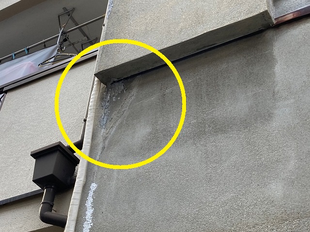 壁にひび割れ補修