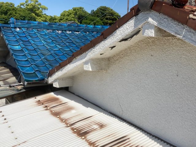 東大阪市で軒天のめくれ