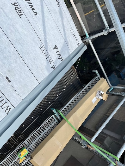 ケラバの板金取り付け。雨水を確実に樋へ流すための精密な角度調整