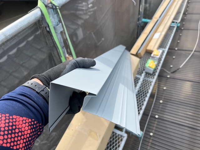 現場の形状に合わせて板金を加工。一軒一軒異なる家の癖に合わせて調整する。