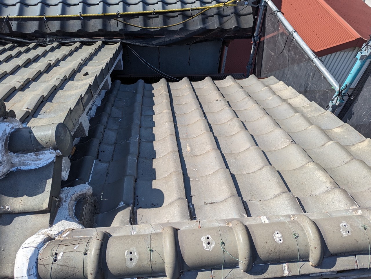 瓦のズレから雨水が侵入している箇所を特定。下地の歪みが深刻化していた。