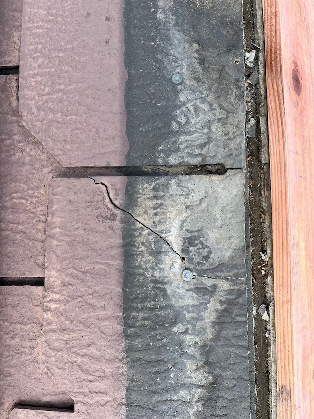 補修前のスレート屋根材に発生した細かなひび割れ