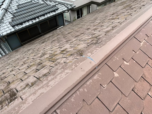 棟板金の継ぎ目部分のシーリング劣化状況の点検