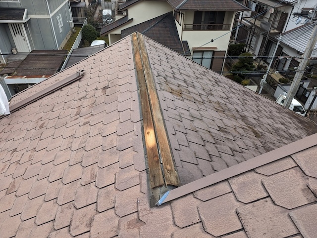 腐食が進んでいた古い木製貫板(下地材)の露出状況