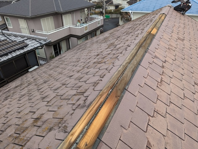 棟板金を撤去し古い下地材を取り除く屋根工事の工程