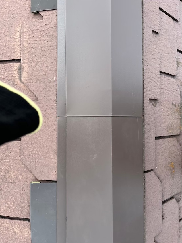 棟板金の重なり部分への防水シーリング処理の仕上げ