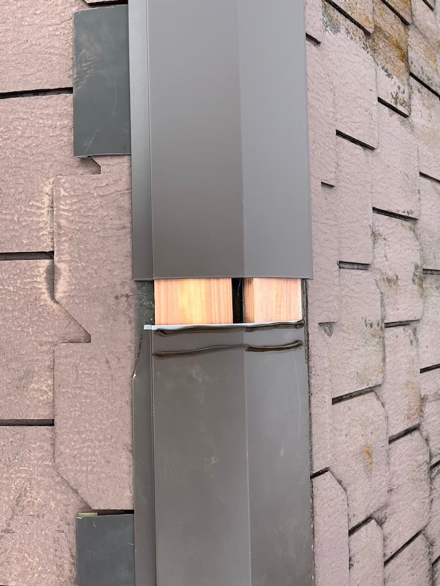 棟板金の下地となる新しい貫板の設置と防水処理