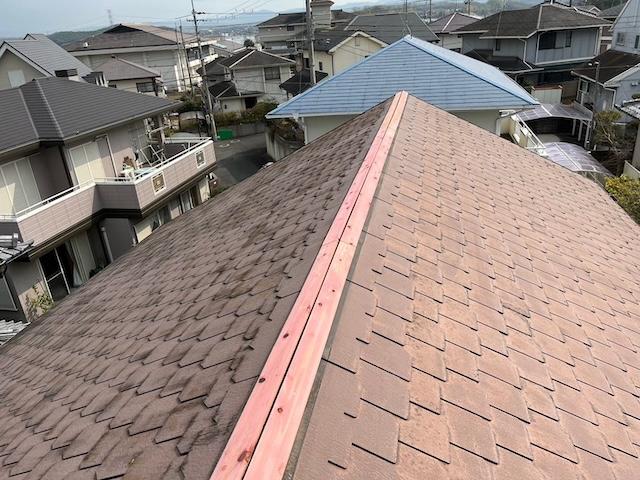 屋根の頂上部すべてに新しい貫板を設置した状態