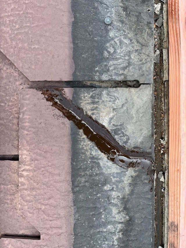 アーバニー屋根材のひび割れ(クラック)を補修した跡