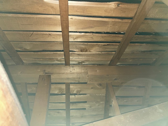 屋根裏雨漏り