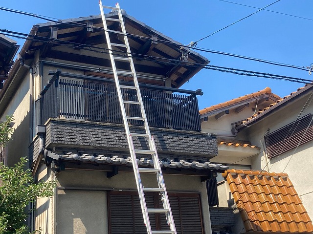 屋根の上を点検