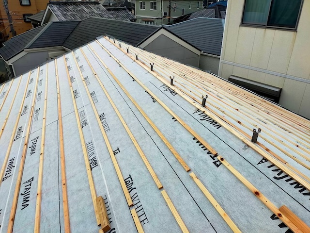 瓦を正確に固定するための桟木を屋根全体に整然と打ち付けた状態
