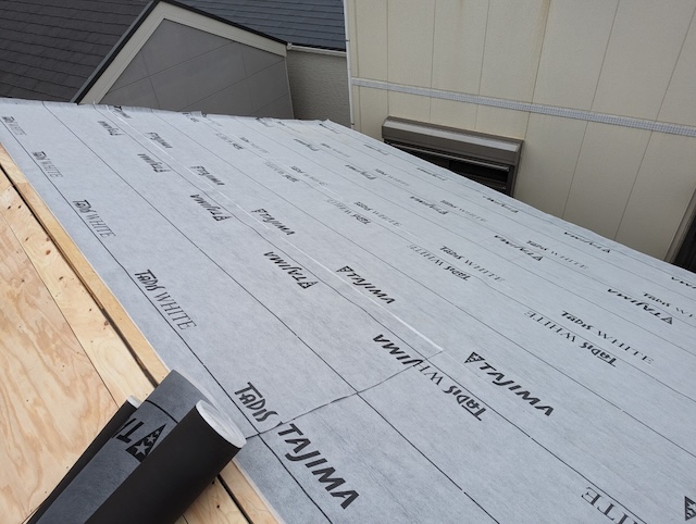 高性能防水シート「タディスホワイト」を下地に敷き込み雨漏りを防ぐ施工