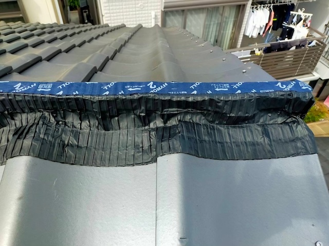 屋根裏の調査で見つかった激しい雨漏りのシミと野地板の腐食跡