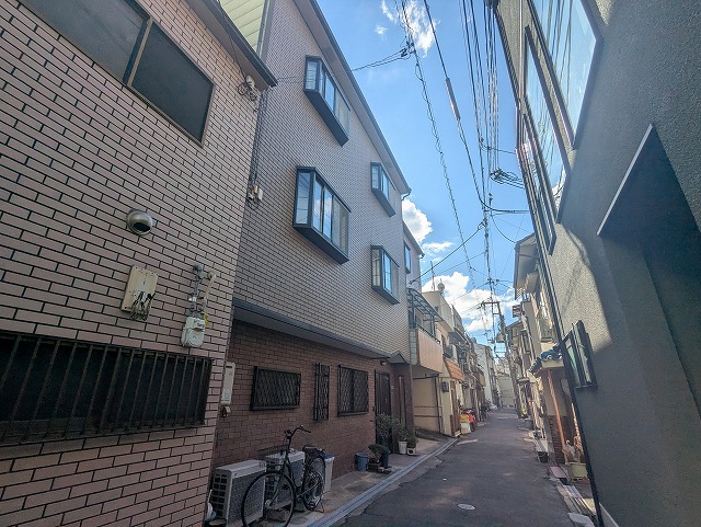天窓撤去工事を行う大阪市東成区の住宅