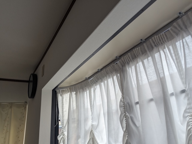 八尾市の現場で壁内に滞留した雨水の影響により室内の壁紙に発生した水染み