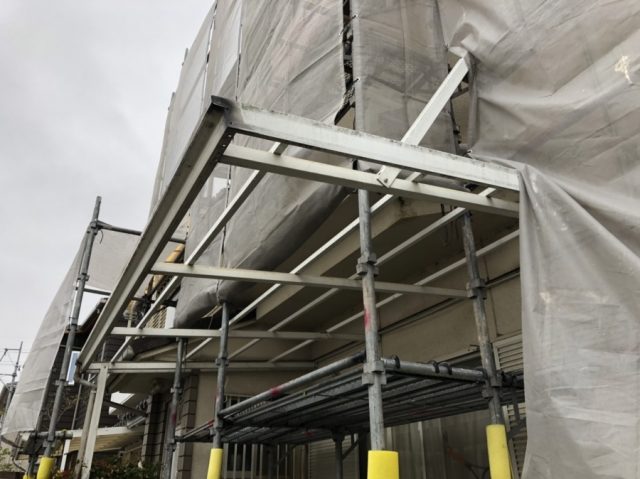 カーポートの間に足場