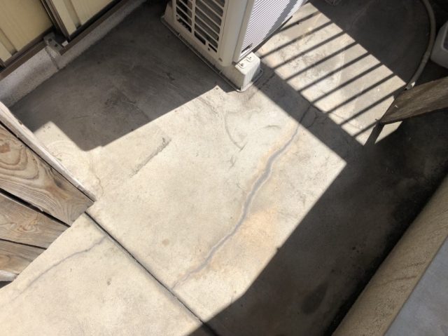 ベランダのヒビわれ