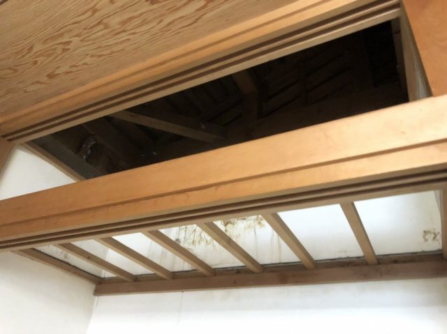 押入れの天井解体