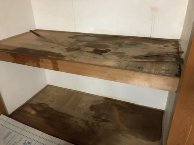押入れの中で雨漏り