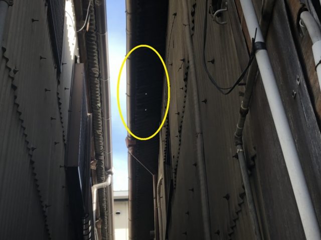 スレートに穴が空いている