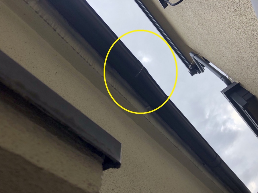 軒樋が割れた