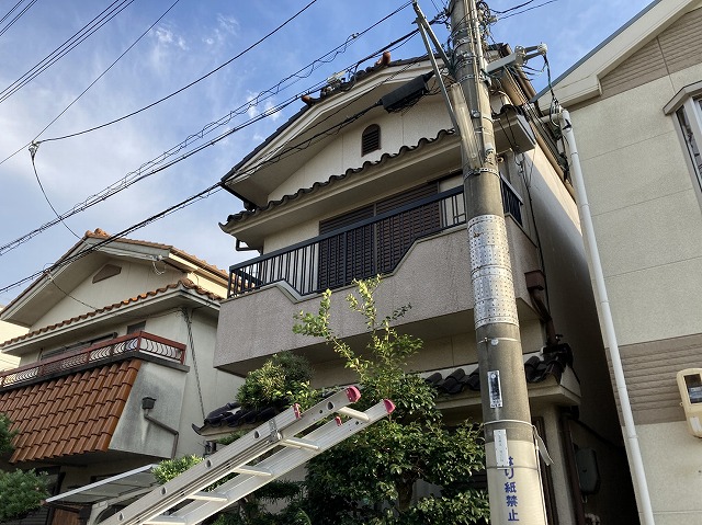 梯子で屋根の点検
