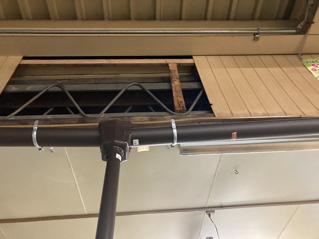 工場の梁から雨漏り