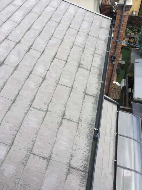 強風で棟板金が飛散するリスクのある屋根全体像