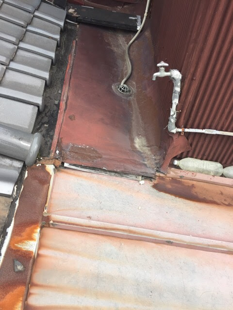 外壁と金属屋根の隙間を塞ぐ雨押え板金の激しいサビと劣化