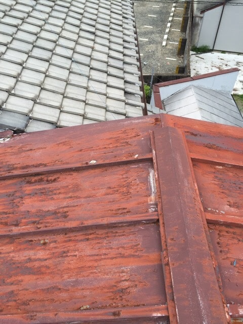大阪市北区の赤い金属屋根全体に広がる赤サビと黒サビの現状